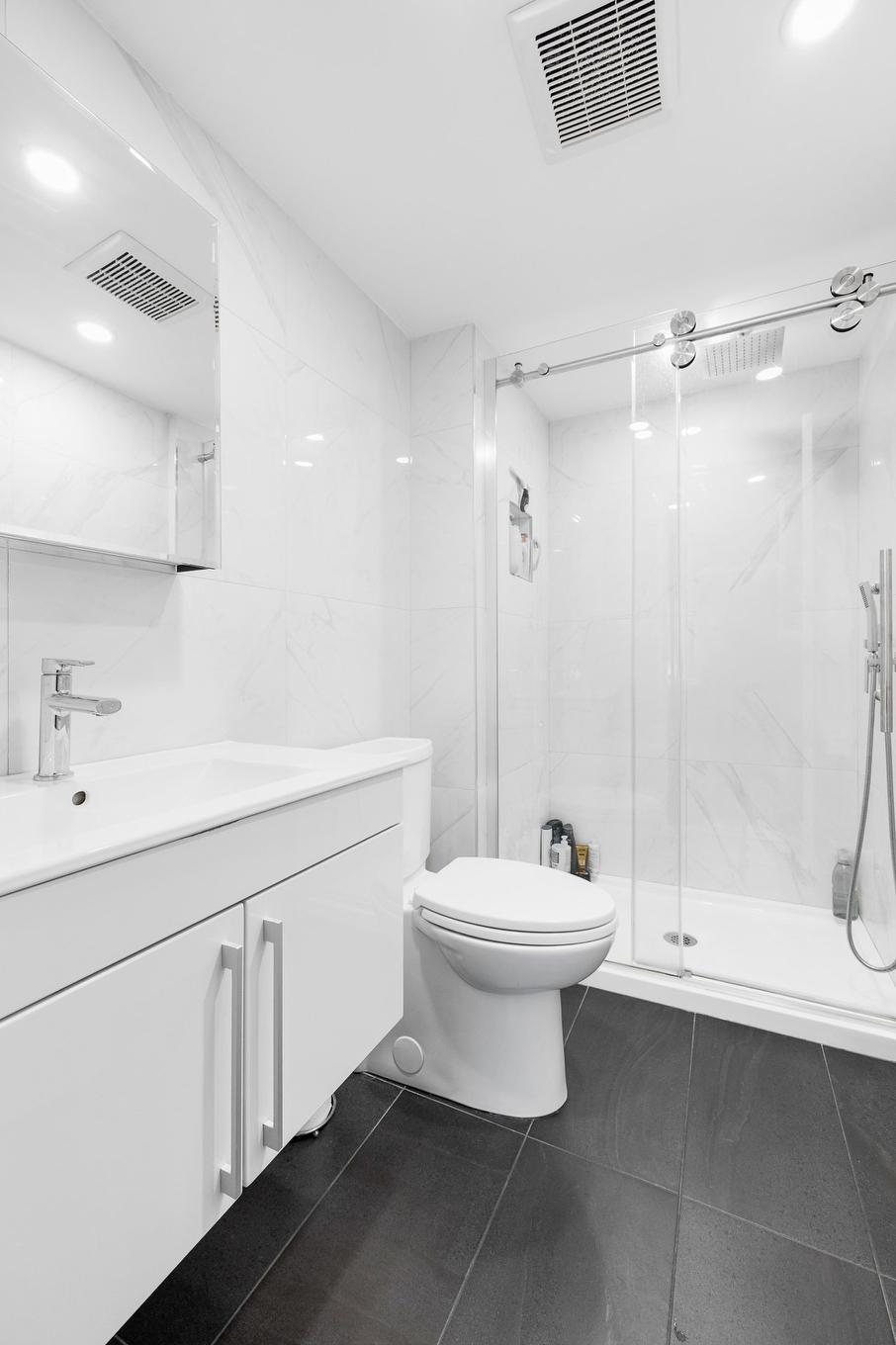 Bathroom - 107-5740 Av. Rembrandt, Côte-Saint-Luc, QC - Indoor Photo Showing Bathroom