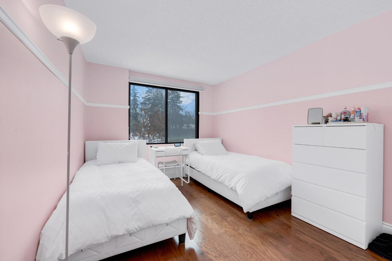 Bedroom - 107-5740 Av. Rembrandt, Côte-Saint-Luc, QC - Indoor Photo Showing Bedroom