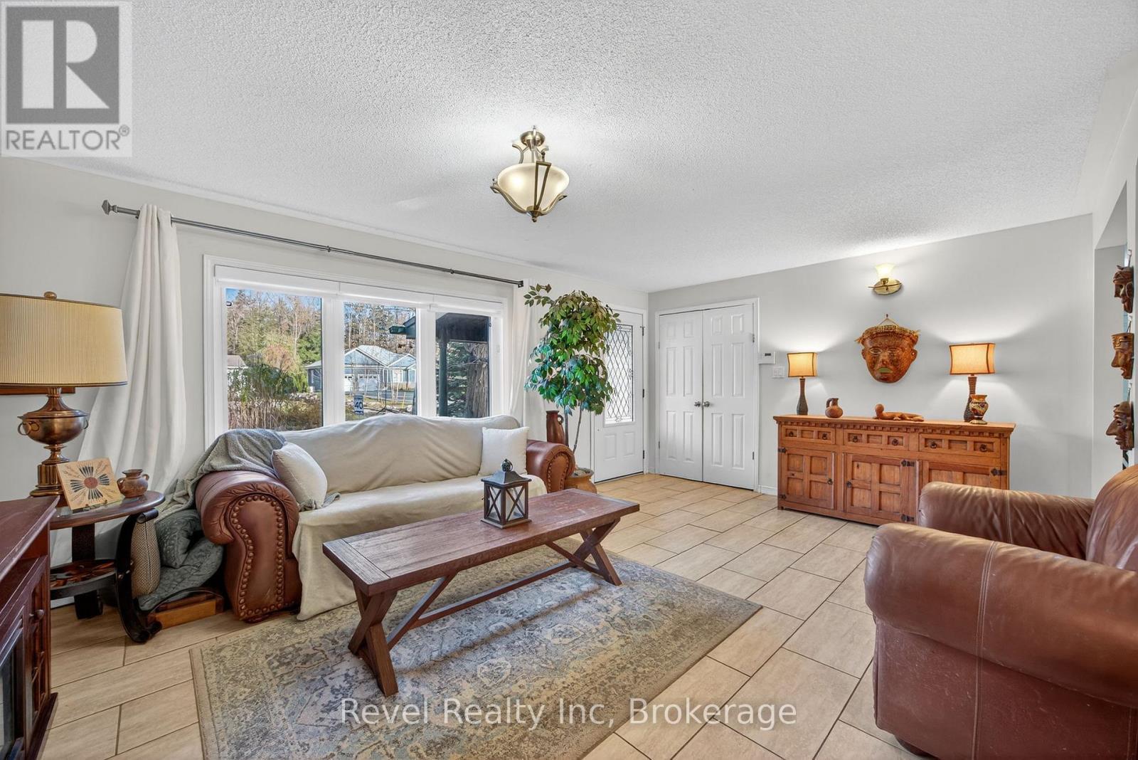 144 Trout Lane, Tiny, ON - Indoor Photo Showing Living Room