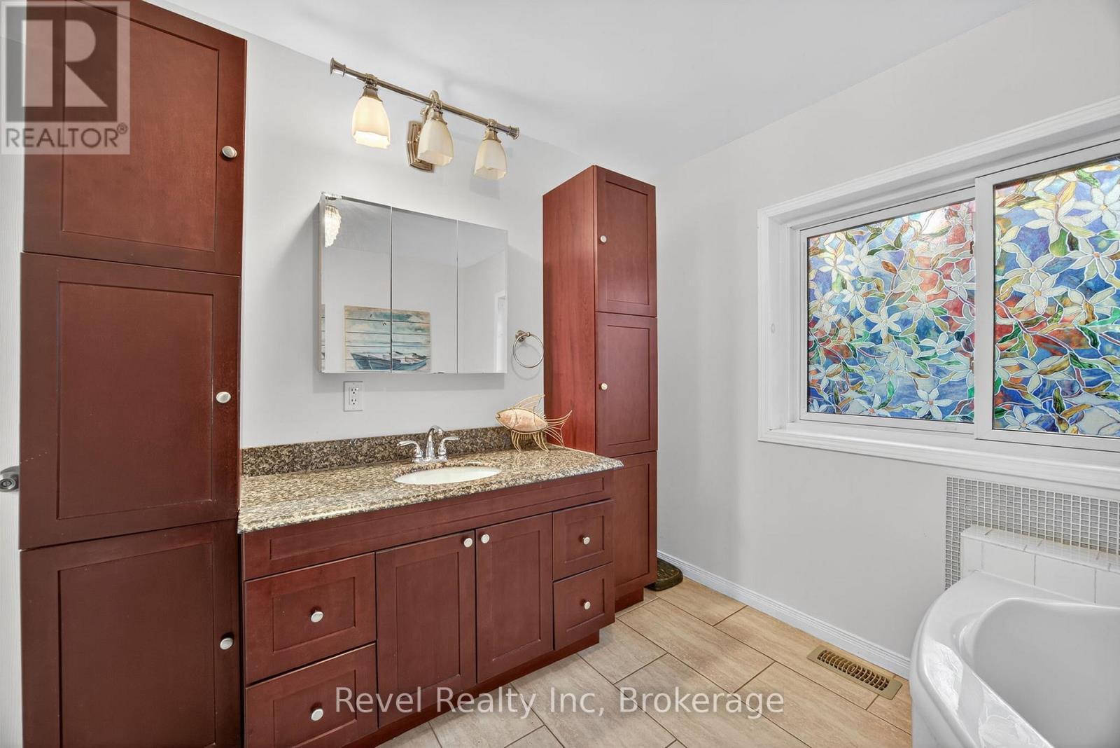 144 Trout Lane, Tiny, ON - Indoor Photo Showing Bathroom