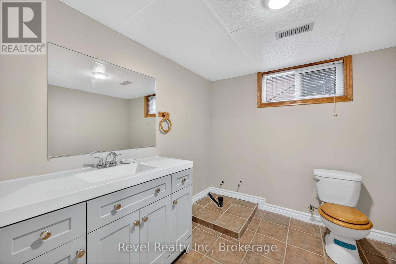 144 Trout Lane, Tiny, ON - Indoor Photo Showing Bathroom