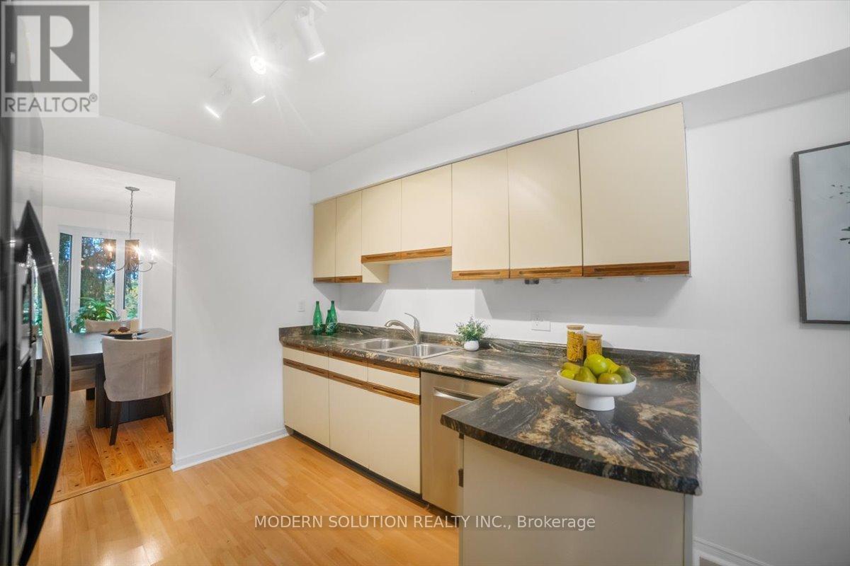 1464 Credit Woodlands Court, Mississauga, ON - Indoor Photo Showing Kitchen With Double Sink