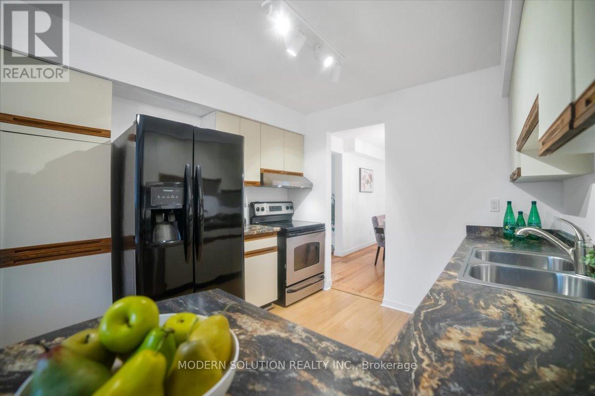 1464 Credit Woodlands Court, Mississauga, ON - Indoor Photo Showing Kitchen With Double Sink