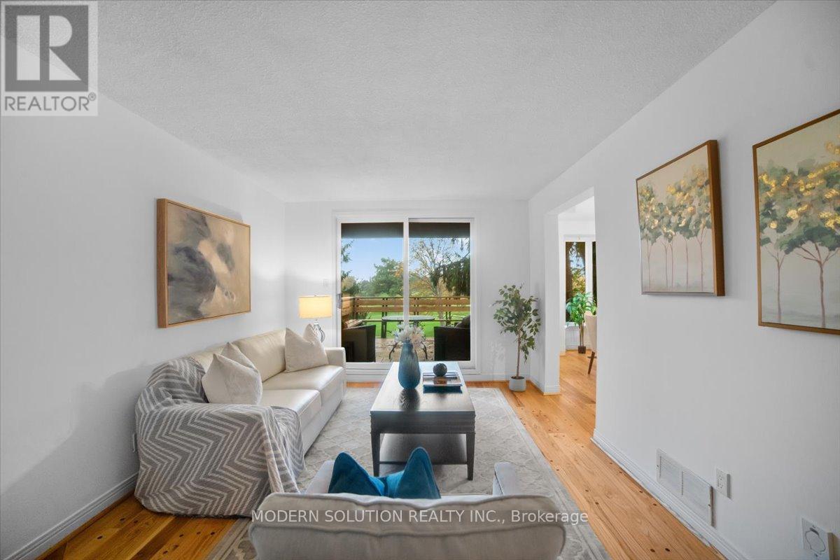 Main Living Room - Access to upper deck - 1464 Credit Woodlands Court, Mississauga, ON - Indoor Photo Showing Living Room