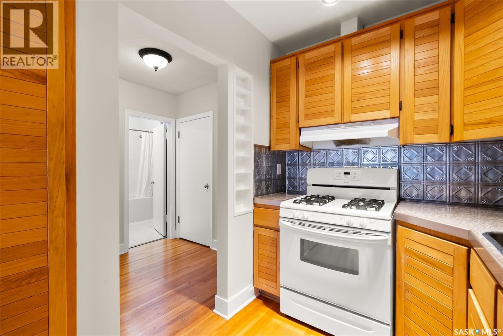 3304 Hill Avenue, Regina, SK - Indoor Photo Showing Kitchen