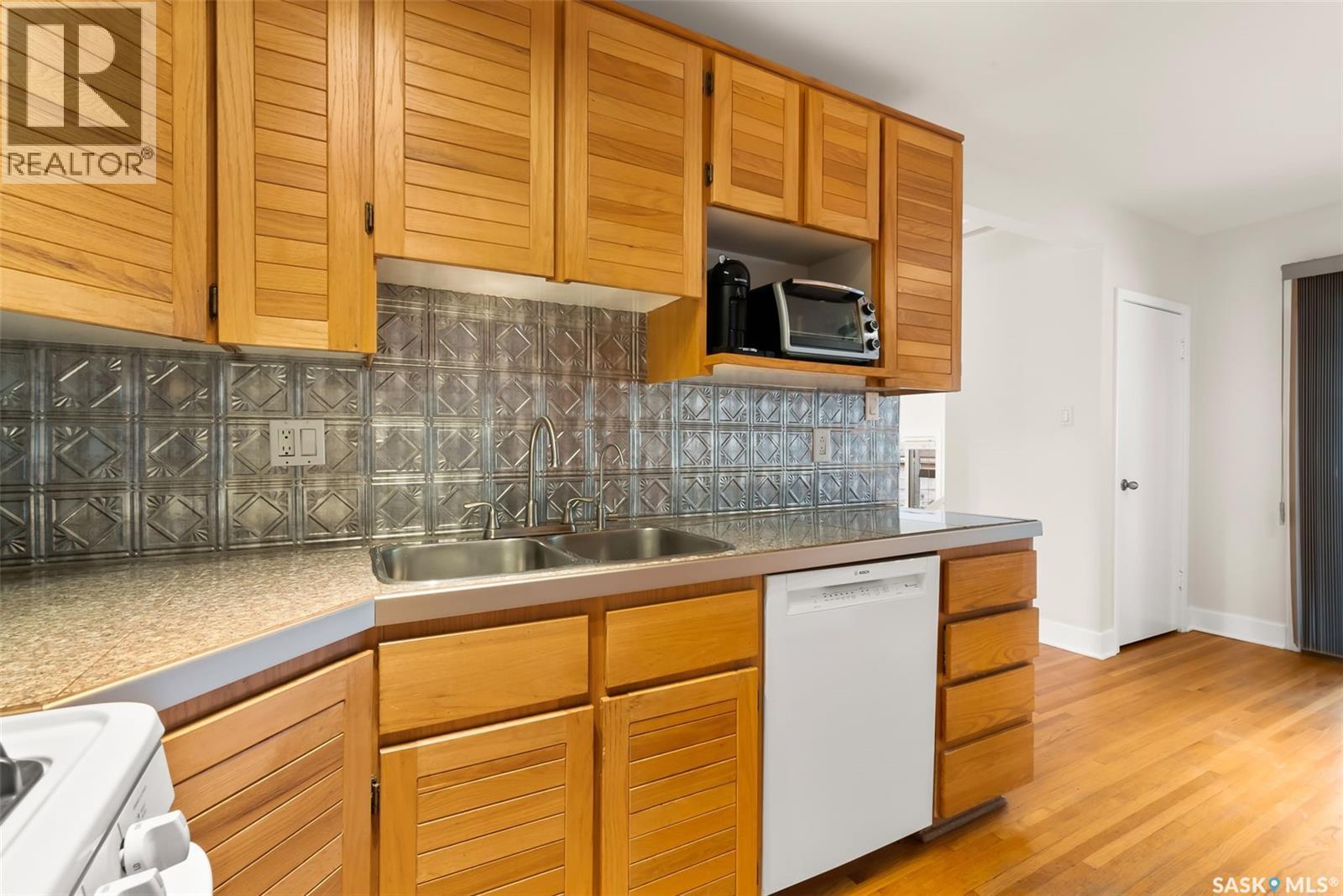 3304 Hill Avenue, Regina, SK - Indoor Photo Showing Kitchen With Double Sink