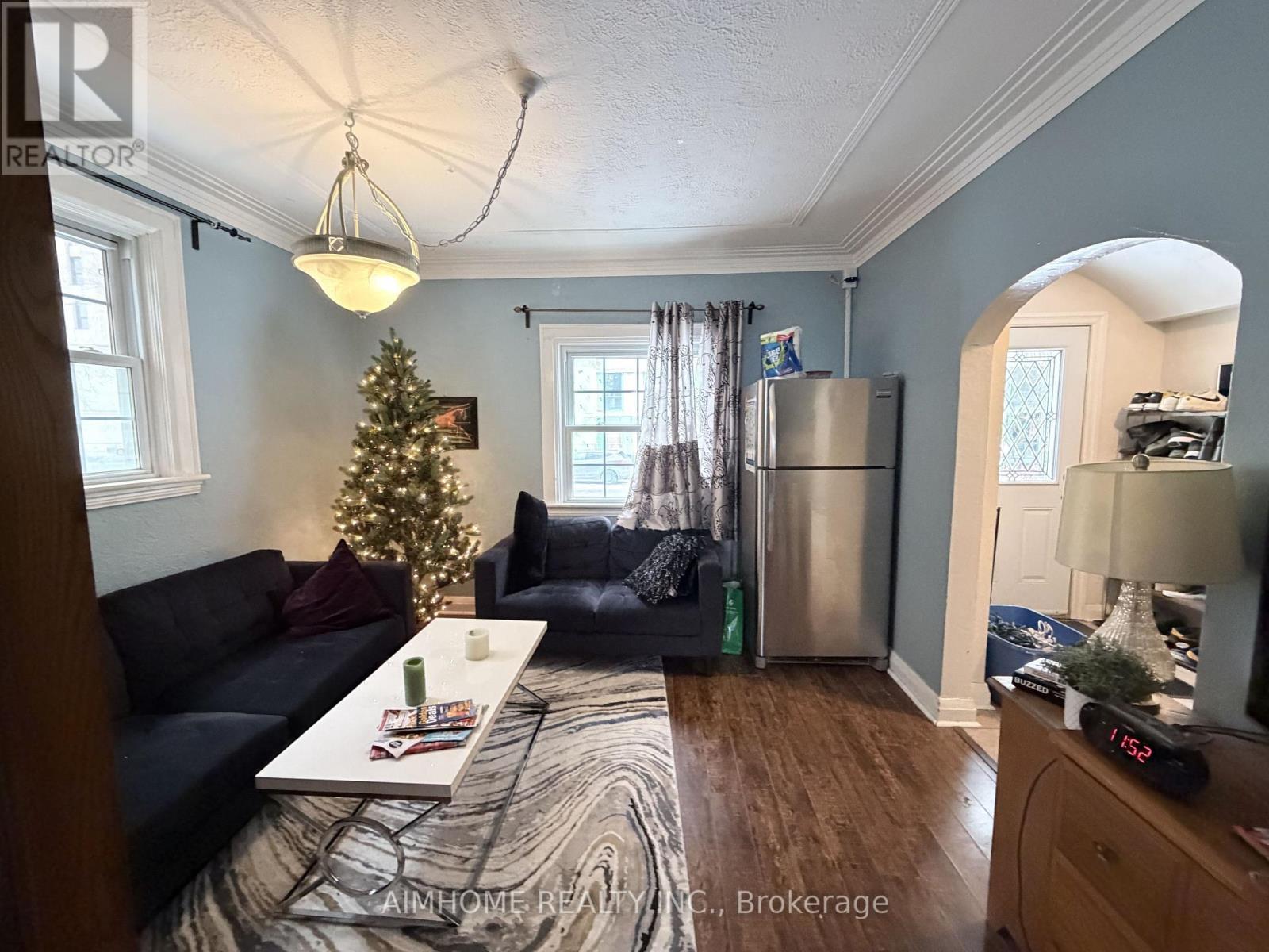 110 Traymore Avenue, Hamilton, ON - Indoor Photo Showing Living Room