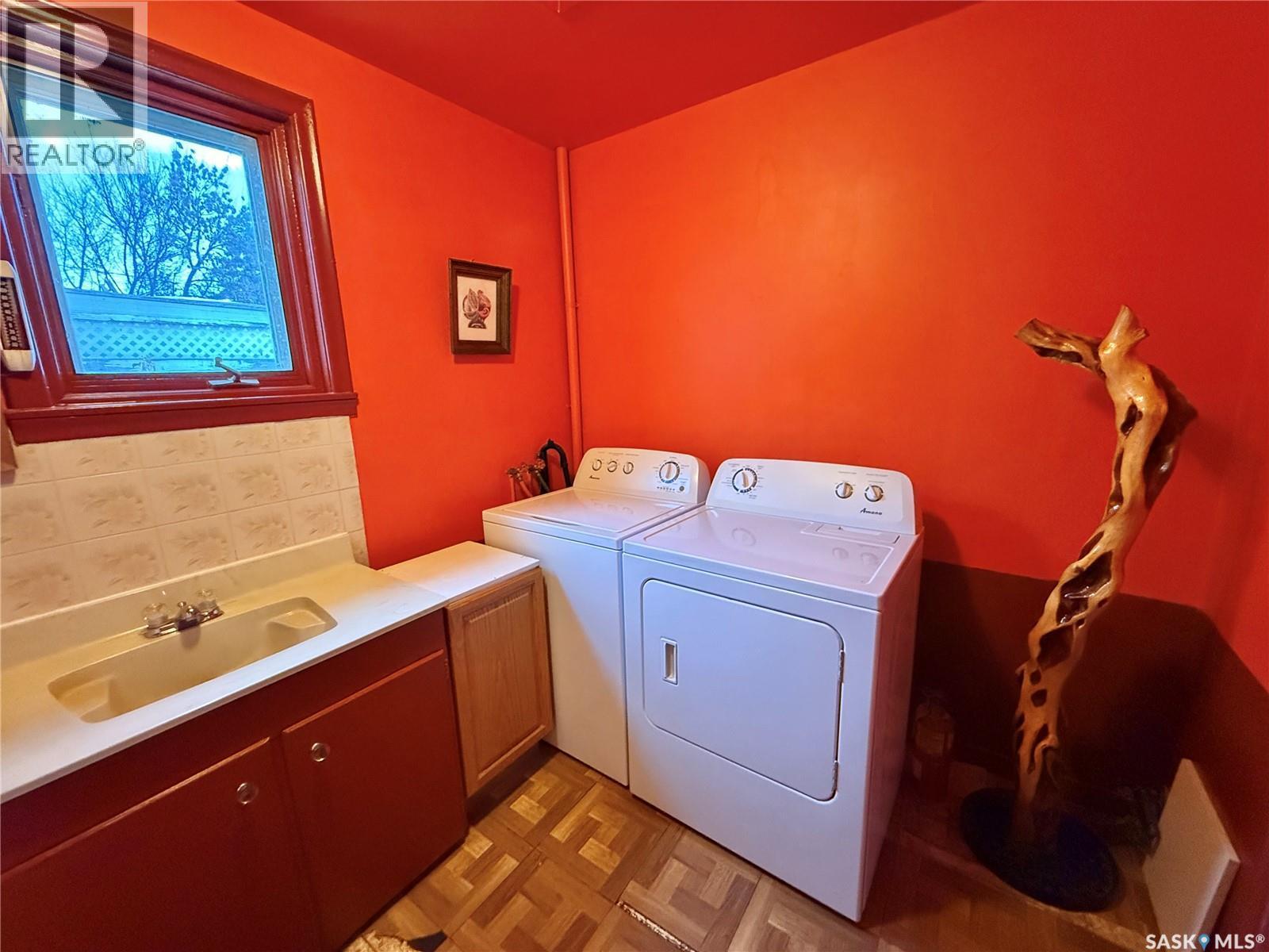 423 Dennis Street, Herbert, SK - Indoor Photo Showing Laundry Room