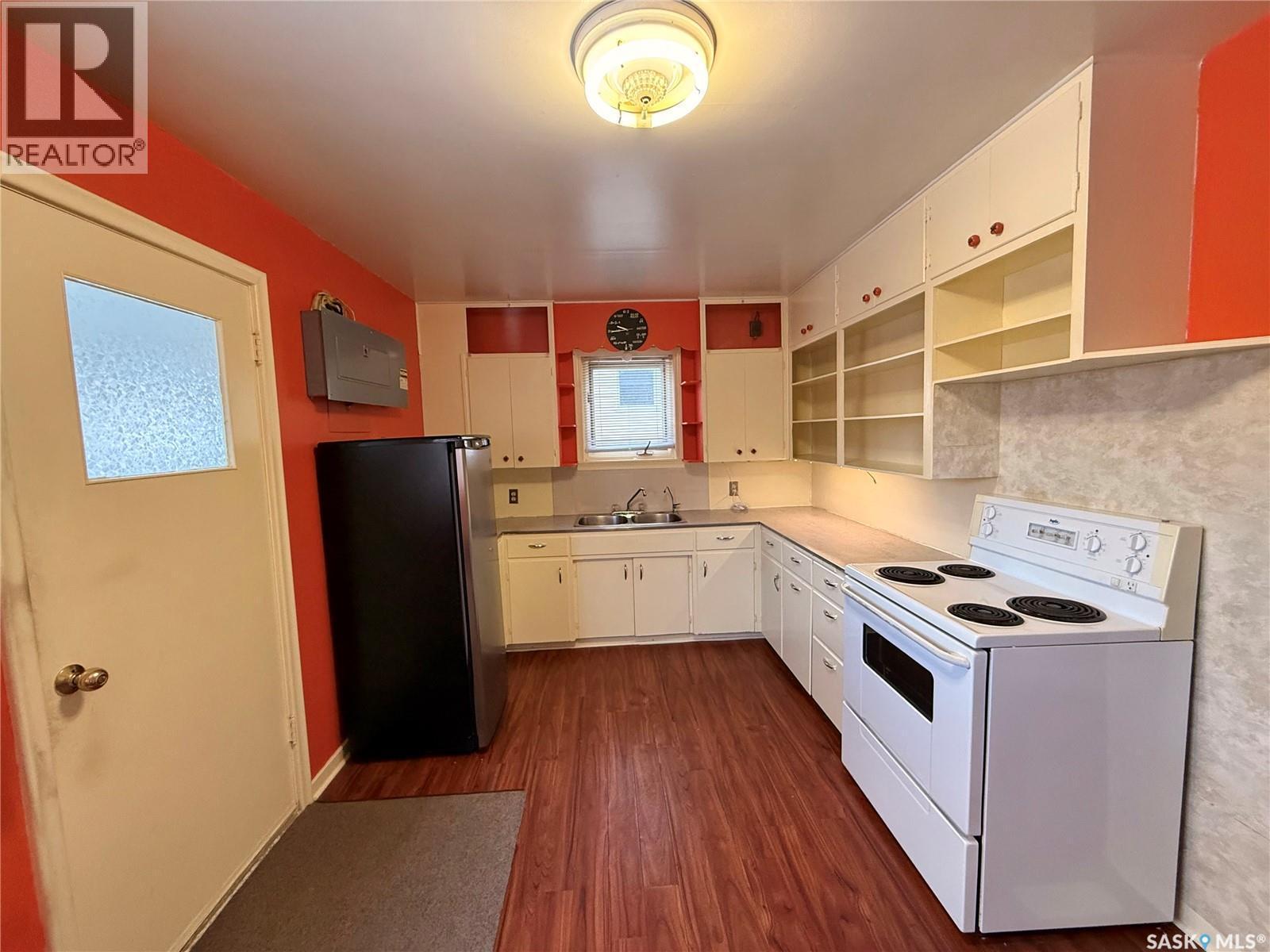 423 Dennis Street, Herbert, SK - Indoor Photo Showing Kitchen With Double Sink