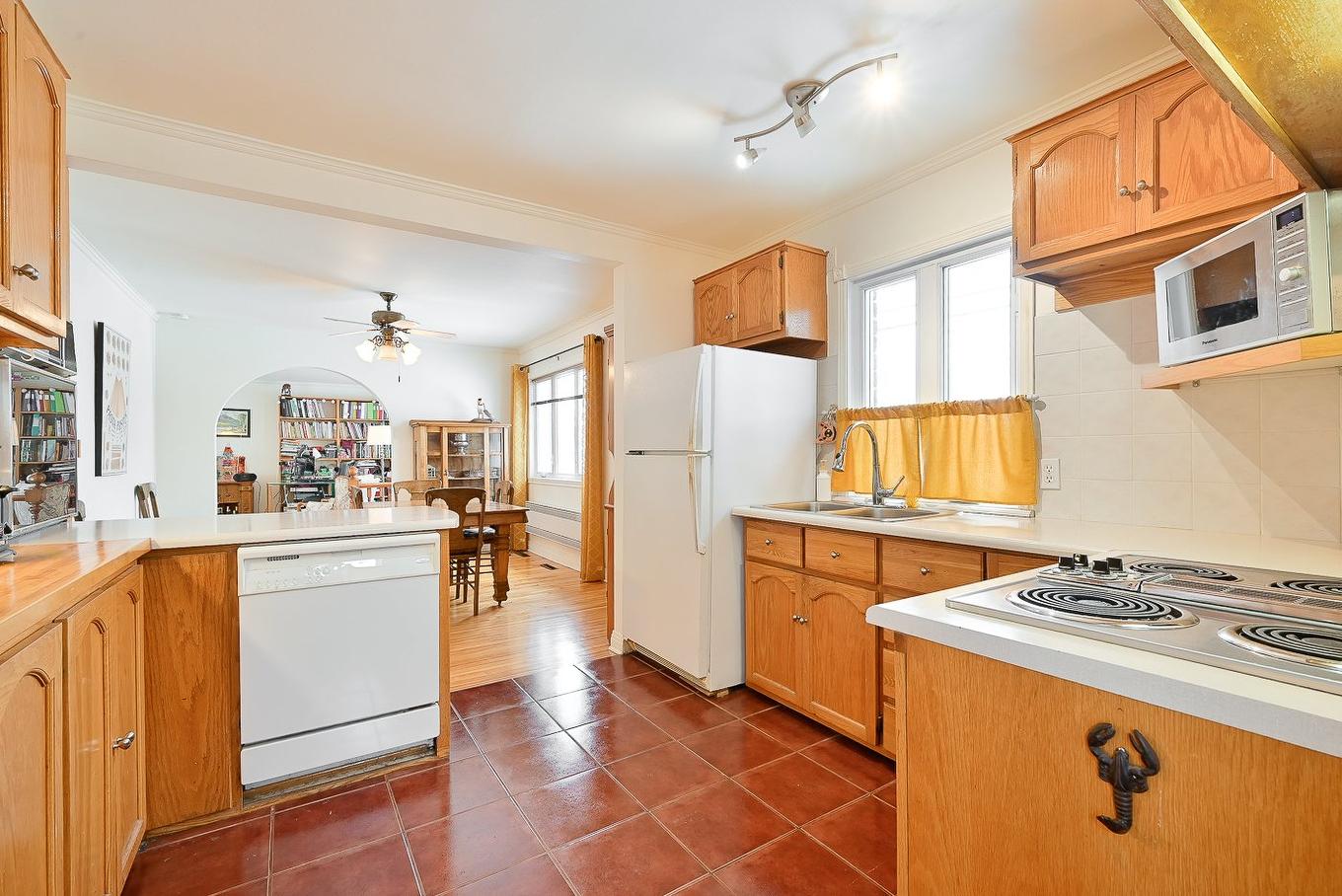 Cuisine - 200 Rue Maple, Longueuil (Greenfield Park), QC - Indoor Photo Showing Kitchen With Double Sink