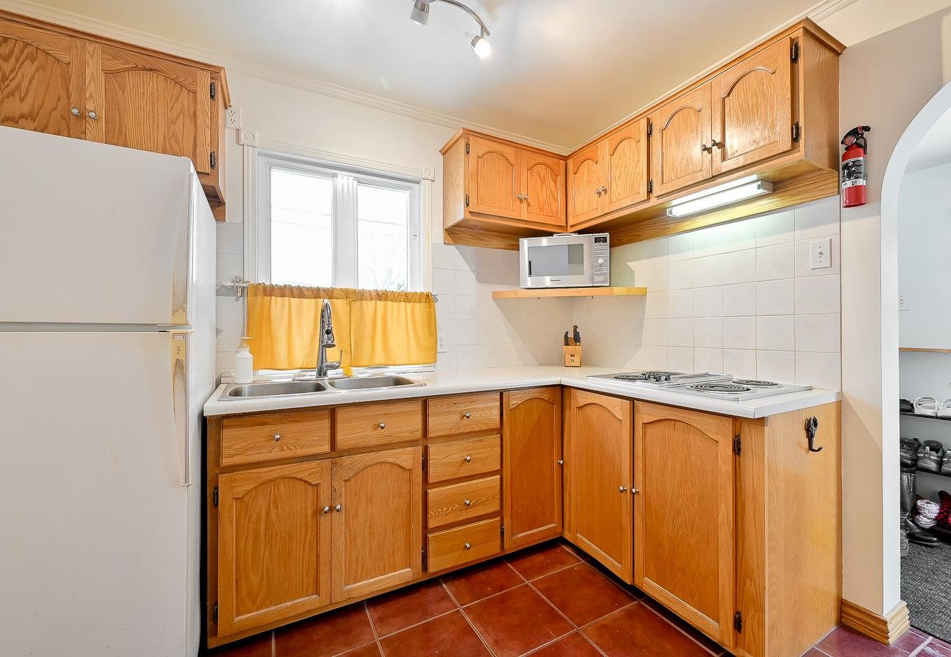 Cuisine - 200 Rue Maple, Longueuil (Greenfield Park), QC - Indoor Photo Showing Kitchen With Double Sink