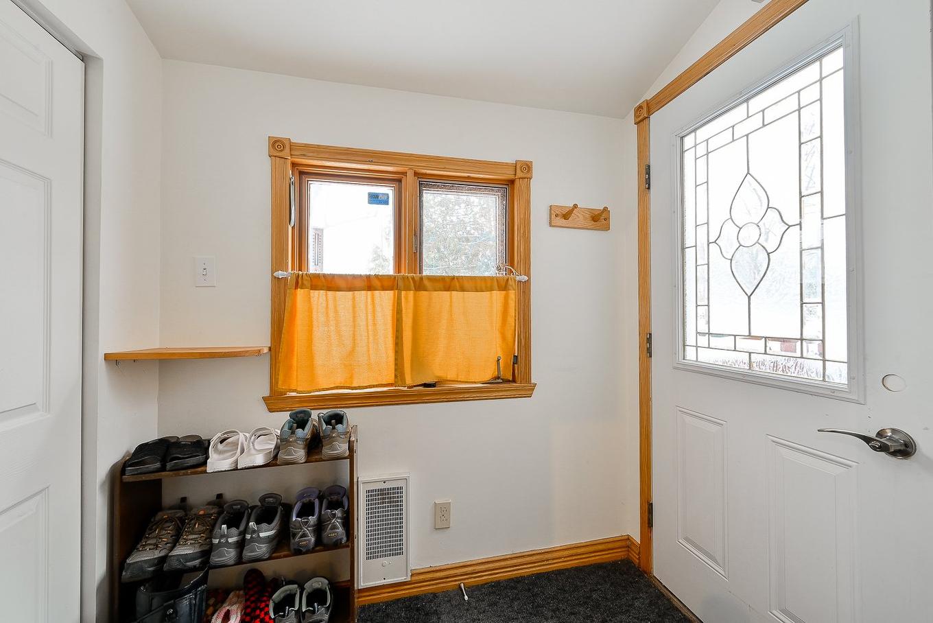 Hall d'entrée/Vestibule - 200 Rue Maple, Longueuil (Greenfield Park), QC - Indoor Photo Showing Other Room