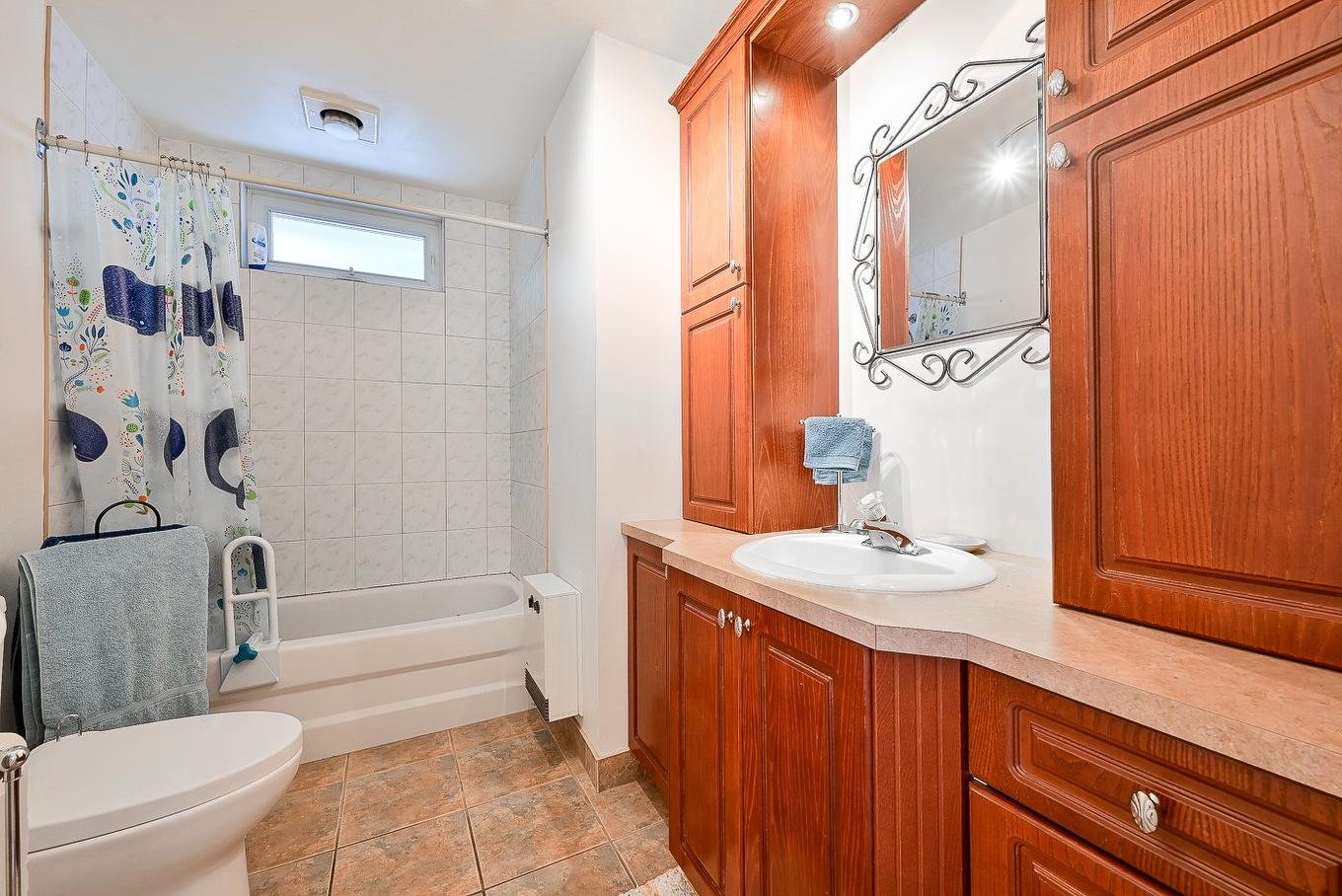 Salle de bains - 200 Rue Maple, Longueuil (Greenfield Park), QC - Indoor Photo Showing Bathroom