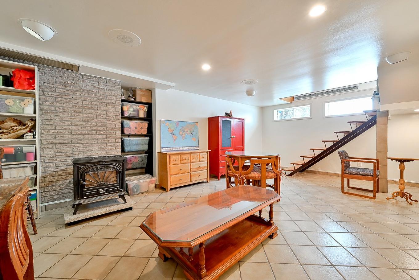 Salle familiale - 200 Rue Maple, Longueuil (Greenfield Park), QC - Indoor With Fireplace