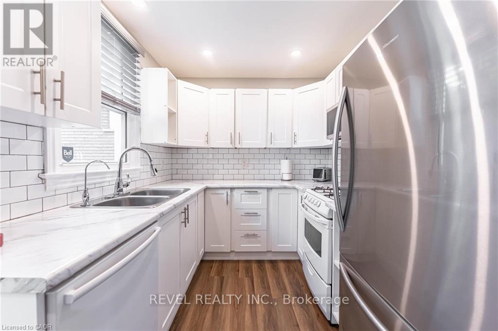 140 Royal Avenue, Hamilton, ON - Indoor Photo Showing Kitchen With Double Sink With Upgraded Kitchen