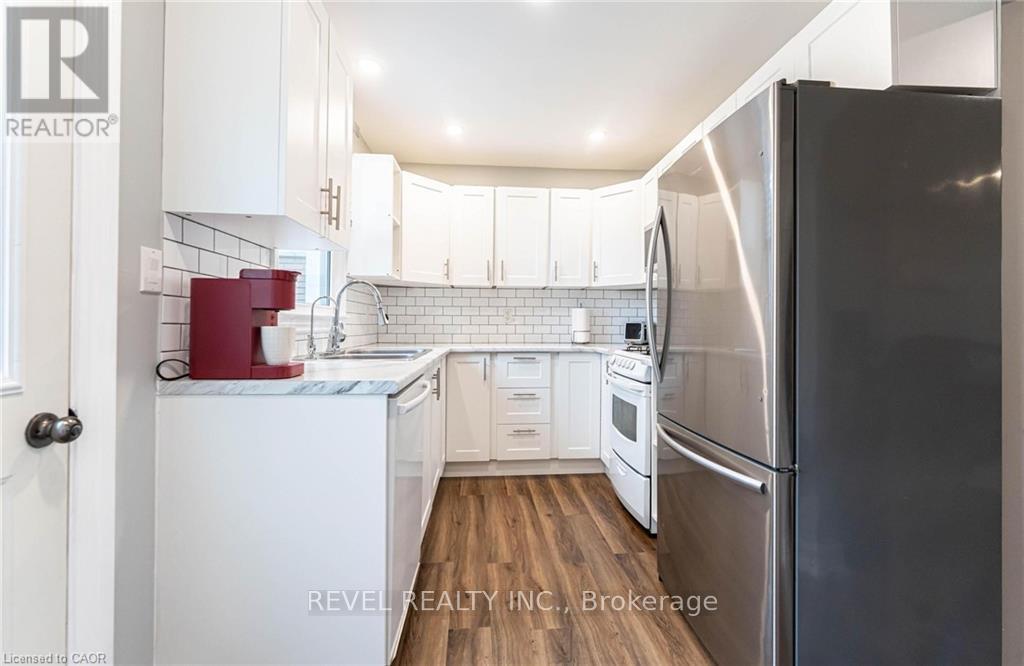 140 Royal Avenue, Hamilton, ON - Indoor Photo Showing Kitchen With Upgraded Kitchen
