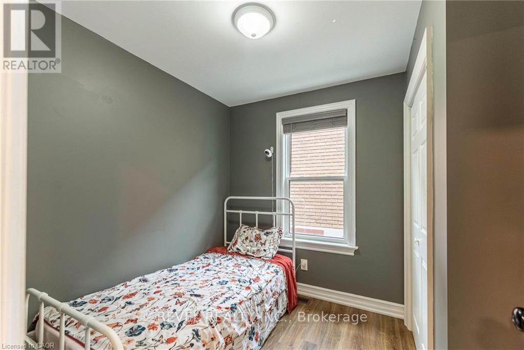 140 Royal Avenue, Hamilton, ON - Indoor Photo Showing Bedroom