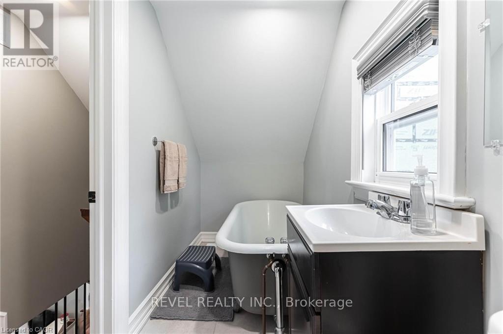 140 Royal Avenue, Hamilton, ON - Indoor Photo Showing Bathroom