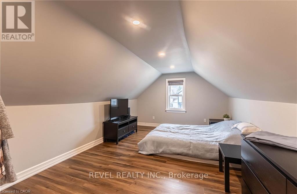 140 Royal Avenue, Hamilton, ON - Indoor Photo Showing Bedroom