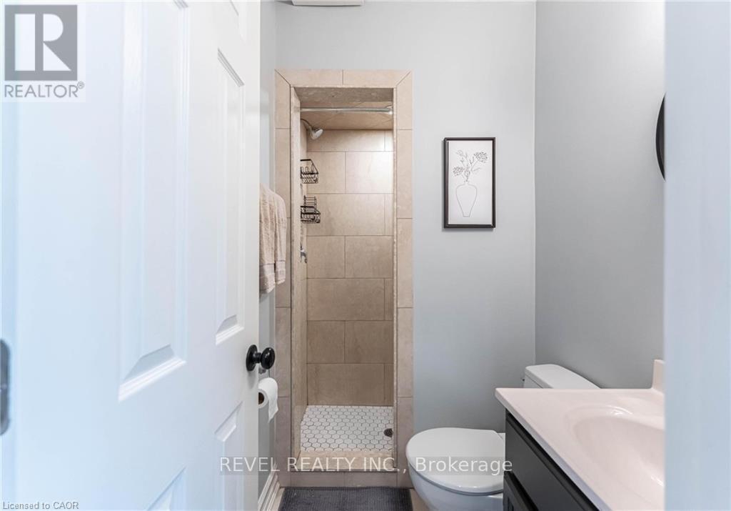 140 Royal Avenue, Hamilton, ON - Indoor Photo Showing Bathroom