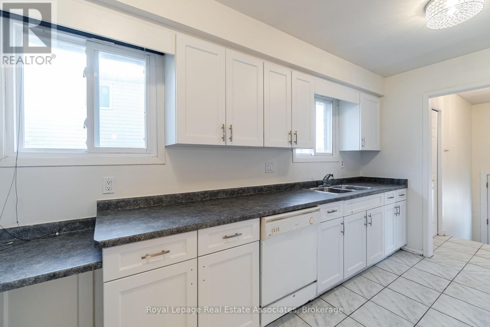 3301 Tallmast Crescent, Mississauga, ON - Indoor Photo Showing Kitchen With Double Sink