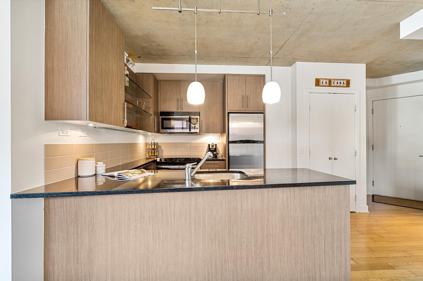 Kitchen - 627-400 Rue De L'Inspecteur, Montréal (Le Sud-Ouest), QC - Indoor Photo Showing Kitchen