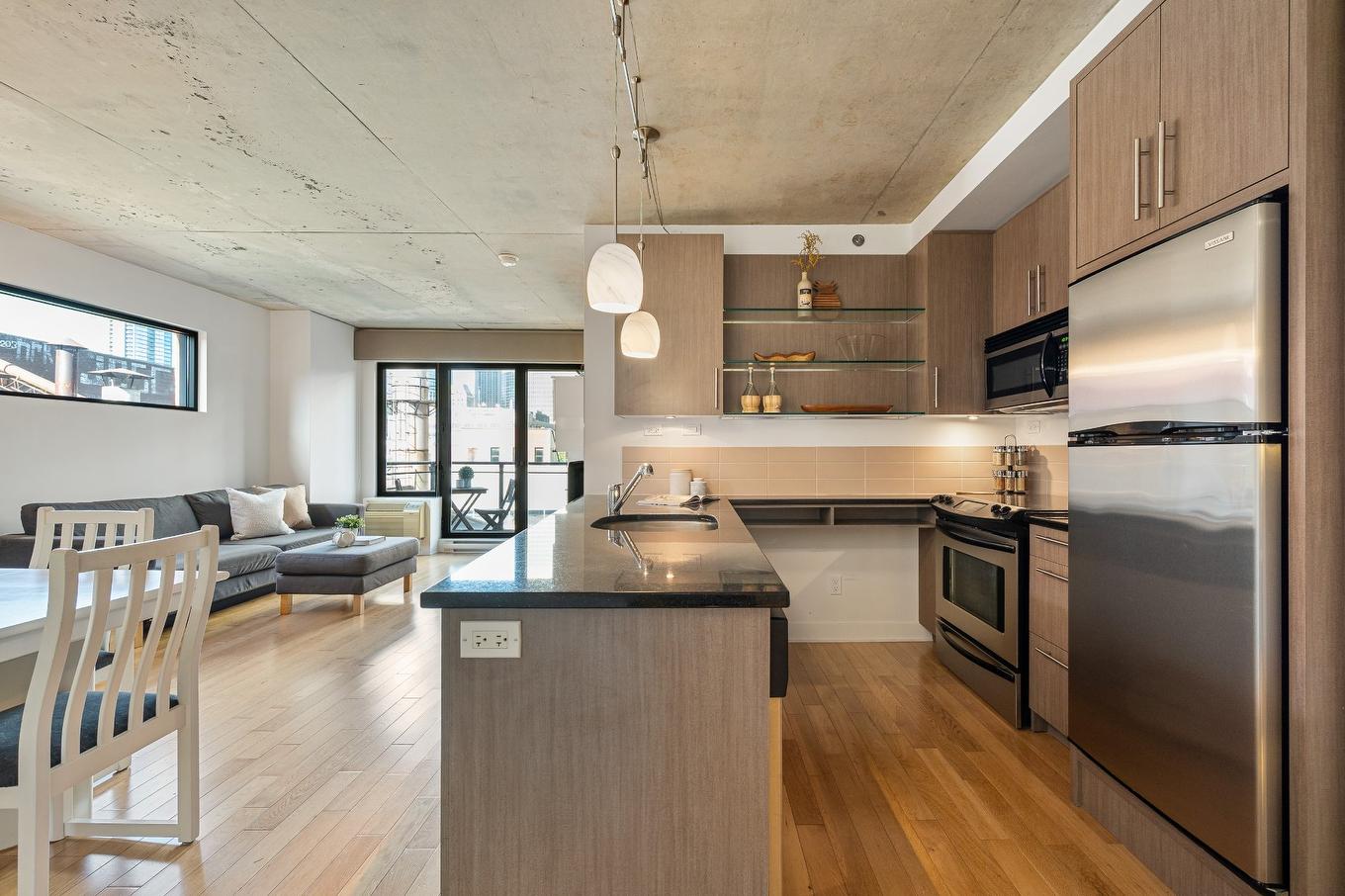 Kitchen - 627-400 Rue De L'Inspecteur, Montréal (Le Sud-Ouest), QC - Indoor Photo Showing Kitchen With Upgraded Kitchen