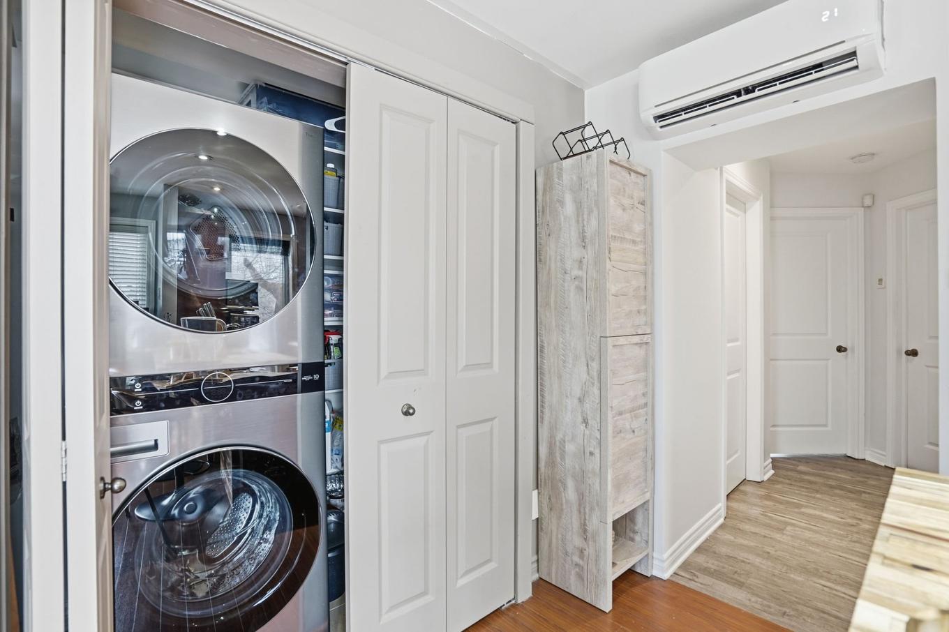 Salle de lavage - 4-1298 Av. Victoria, Longueuil (Greenfield Park), QC - Indoor Photo Showing Laundry Room