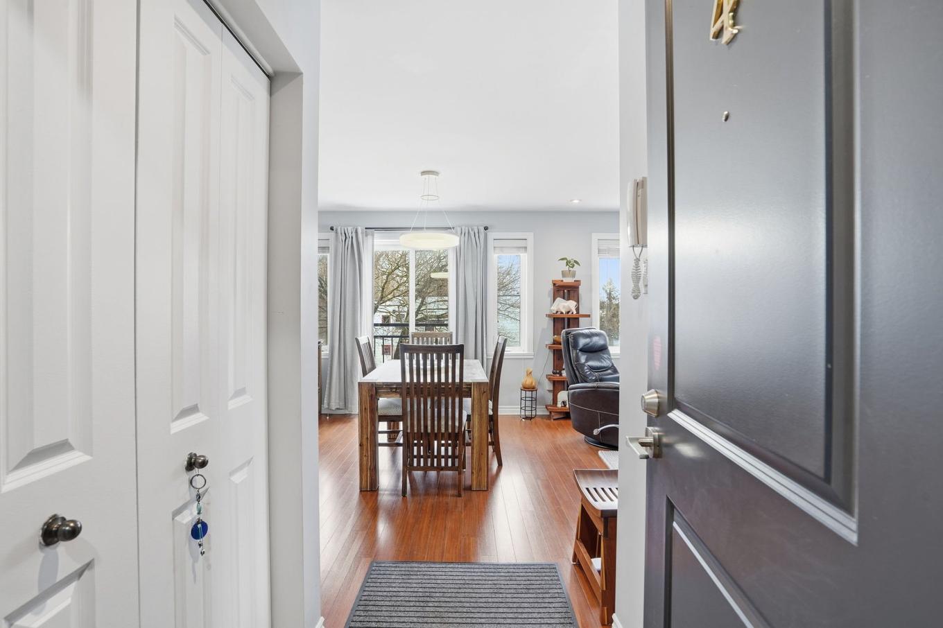 Hall d'entrée/Vestibule - 4-1298 Av. Victoria, Longueuil (Greenfield Park), QC - Indoor Photo Showing Other Room