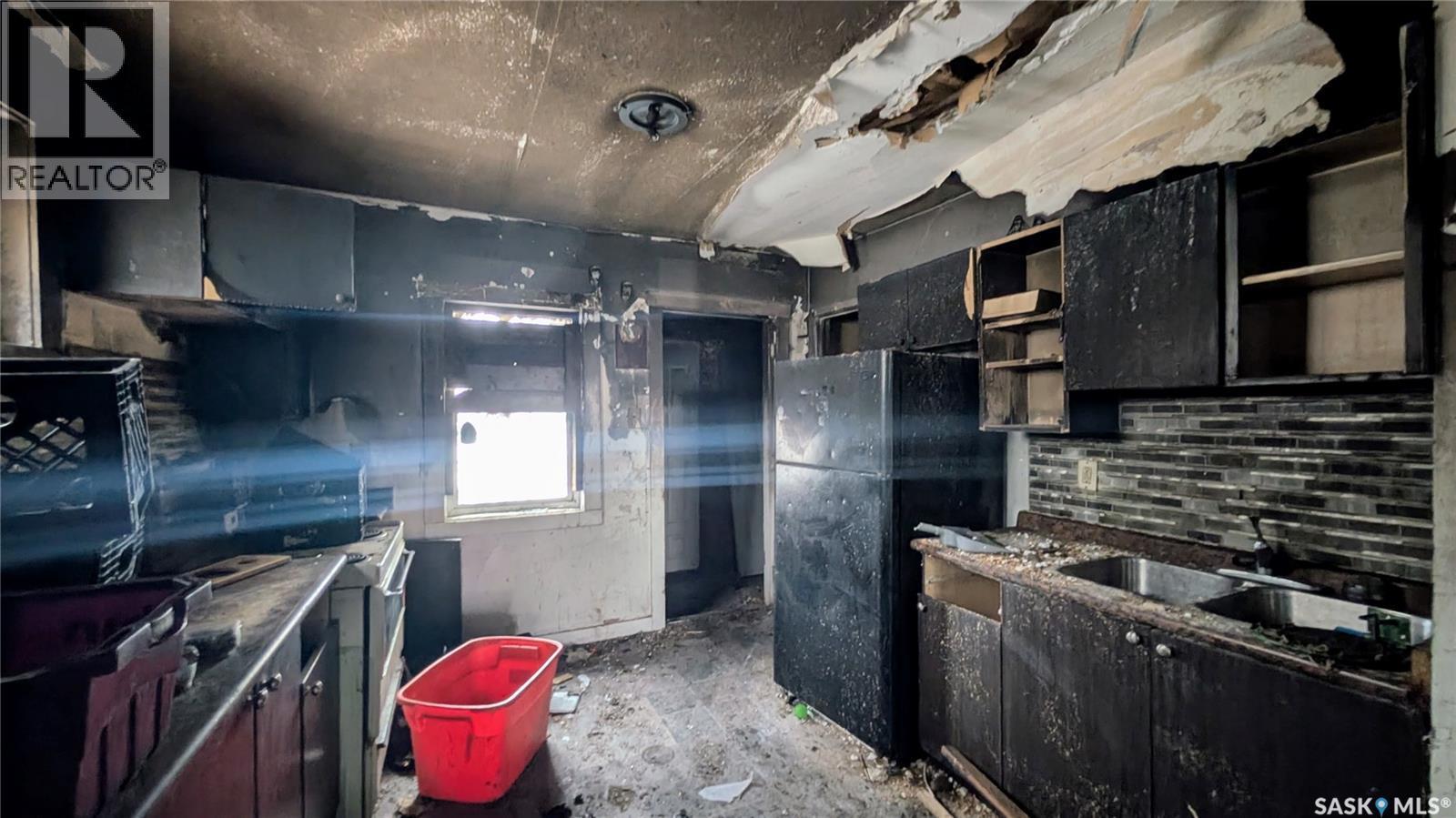 1578 Elphinstone Street, Regina, SK - Indoor Photo Showing Kitchen With Double Sink