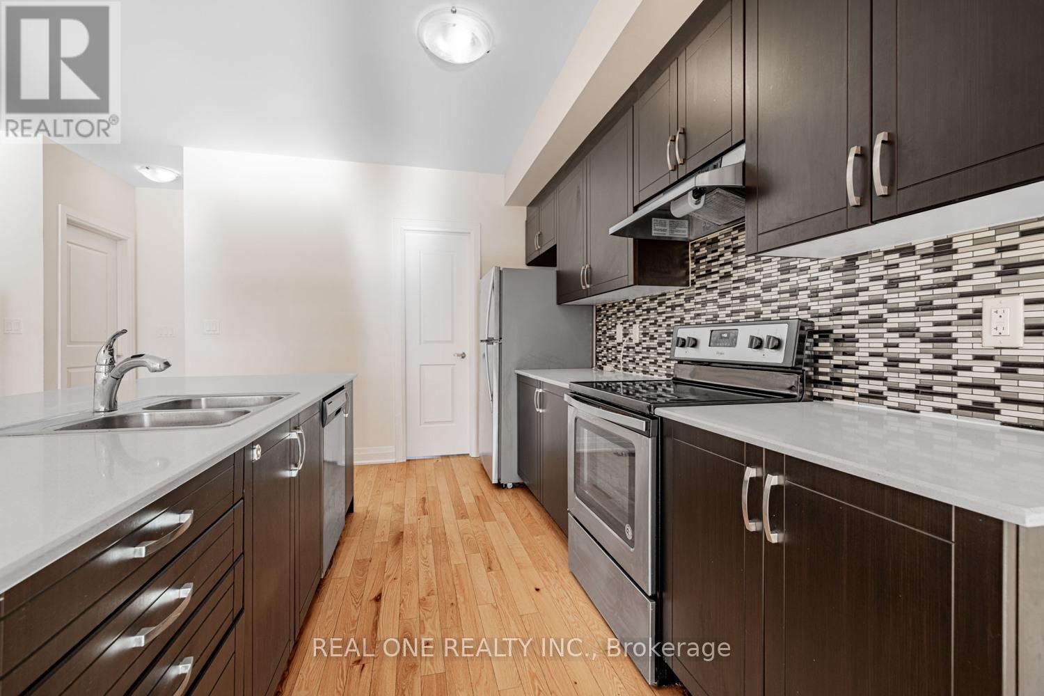 5 Gridiron Gate, Vaughan, ON - Indoor Photo Showing Kitchen With Stainless Steel Kitchen With Double Sink With Upgraded Kitchen