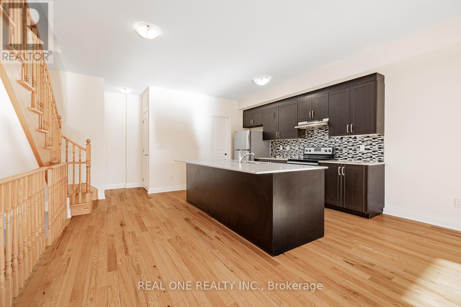 5 Gridiron Gate, Vaughan, ON - Indoor Photo Showing Kitchen With Upgraded Kitchen