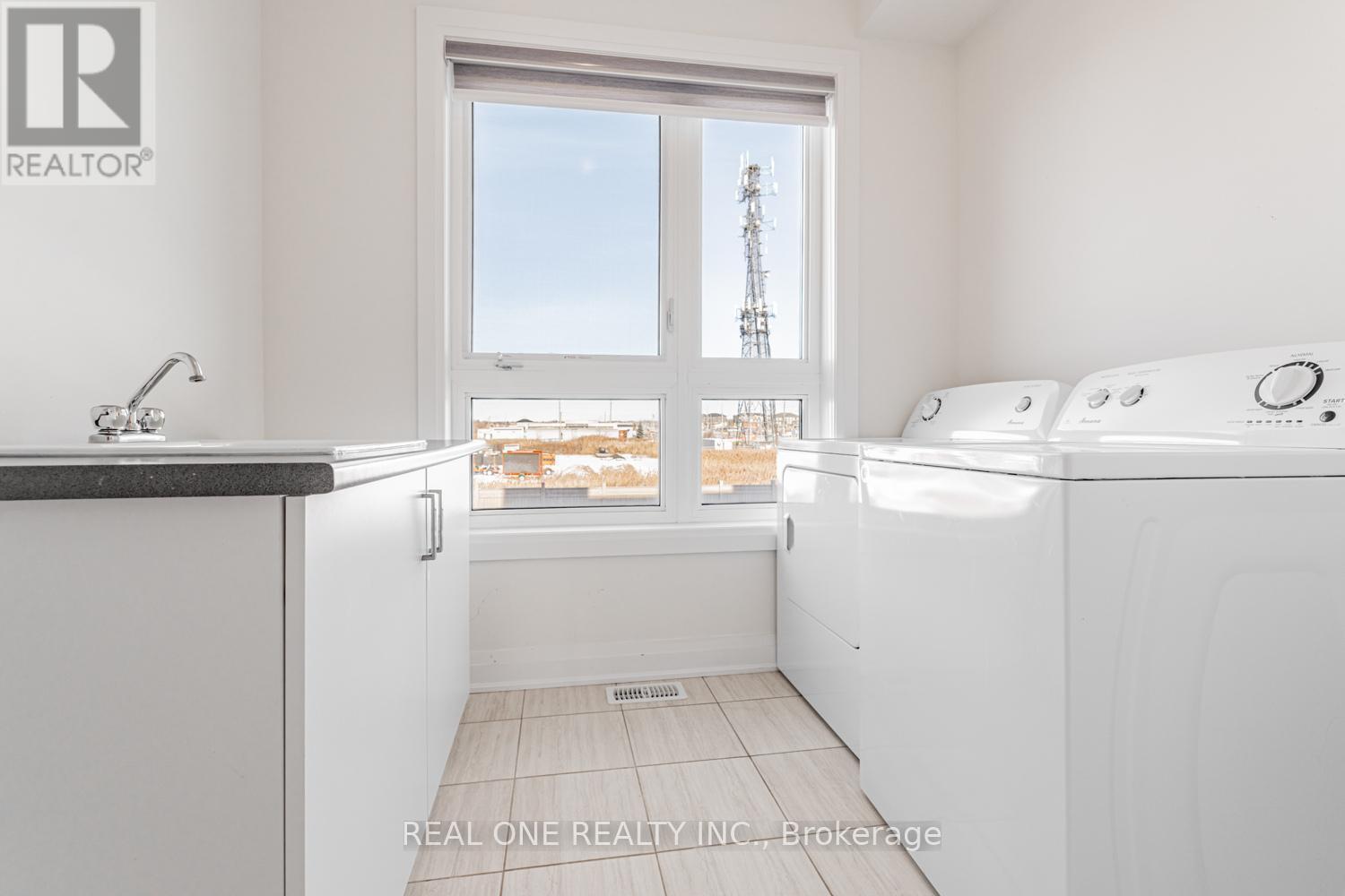 5 Gridiron Gate, Vaughan, ON - Indoor Photo Showing Laundry Room