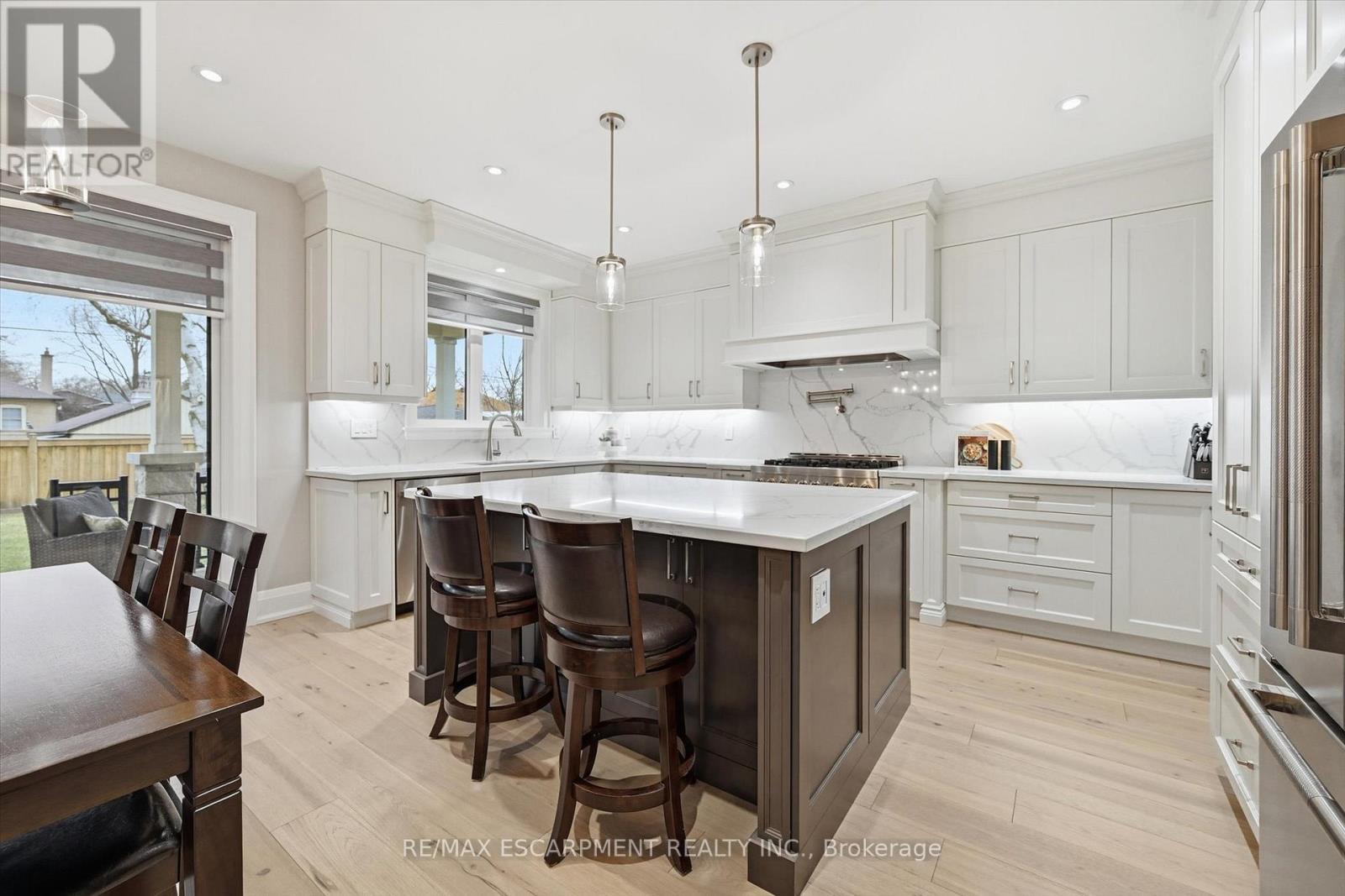 2229 Tallman Avenue, Burlington, ON - Indoor Photo Showing Kitchen With Upgraded Kitchen