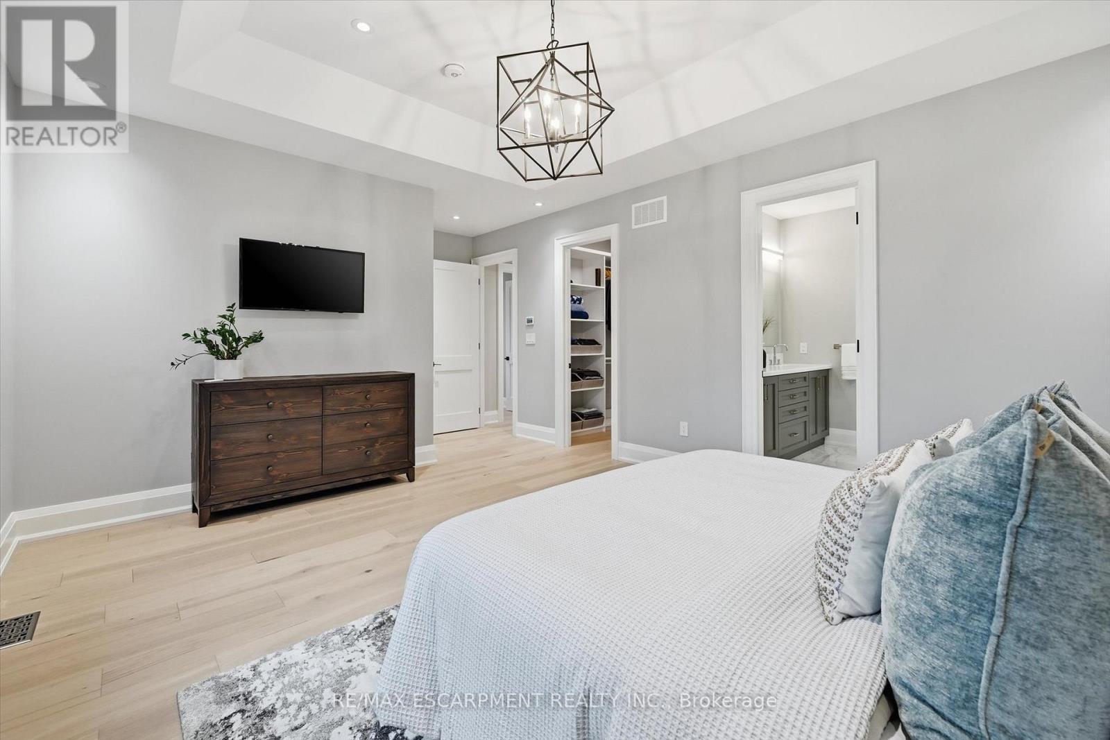 2229 Tallman Avenue, Burlington, ON - Indoor Photo Showing Bedroom