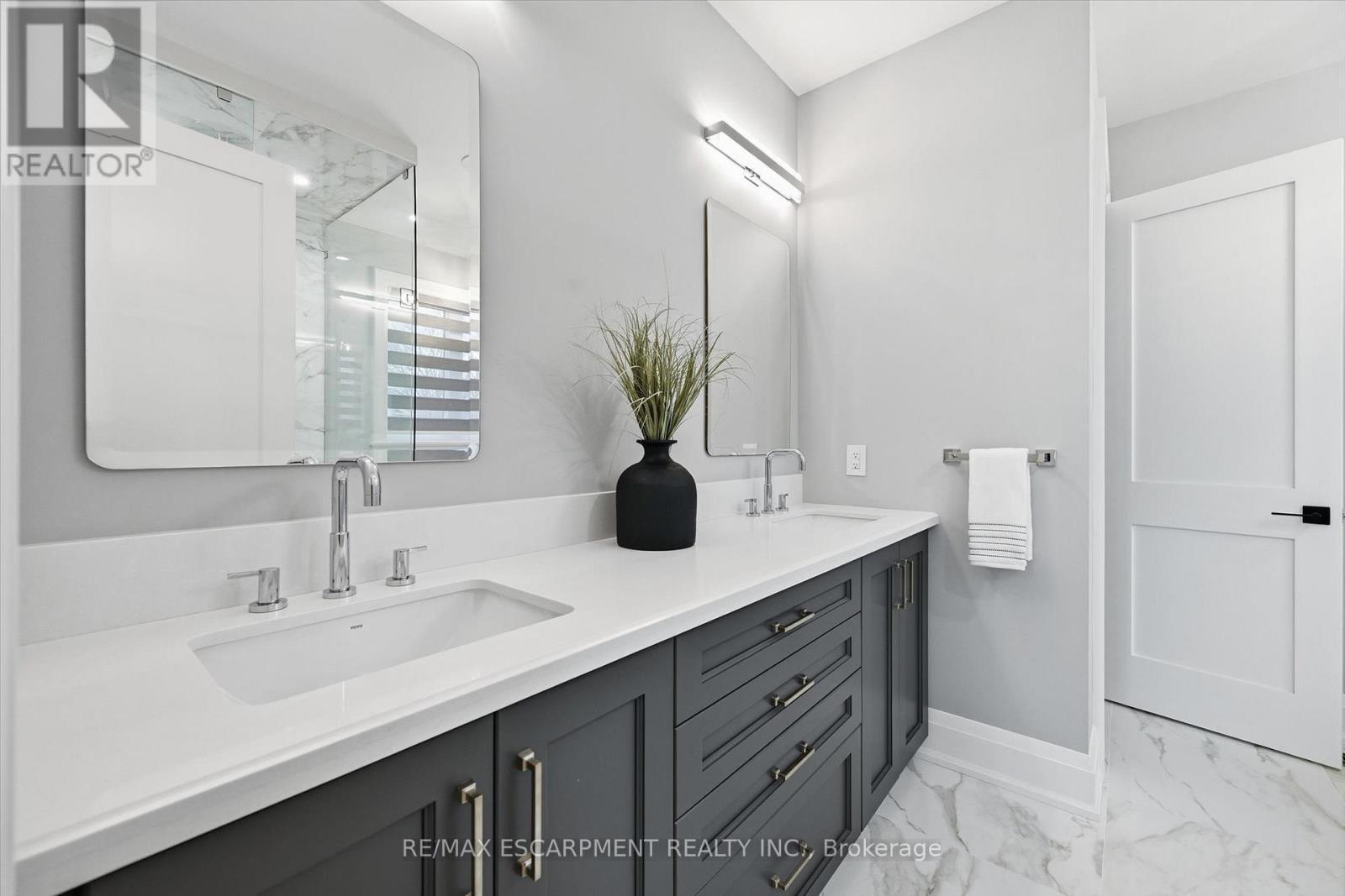2229 Tallman Avenue, Burlington, ON - Indoor Photo Showing Bathroom