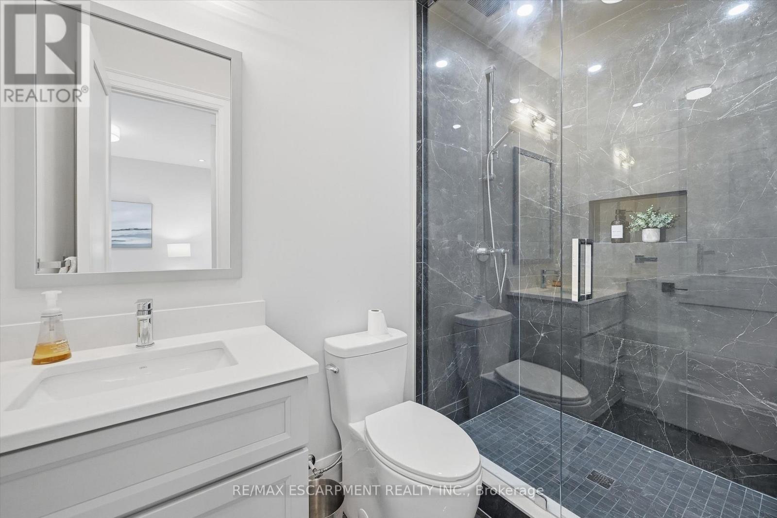2229 Tallman Avenue, Burlington, ON - Indoor Photo Showing Bathroom