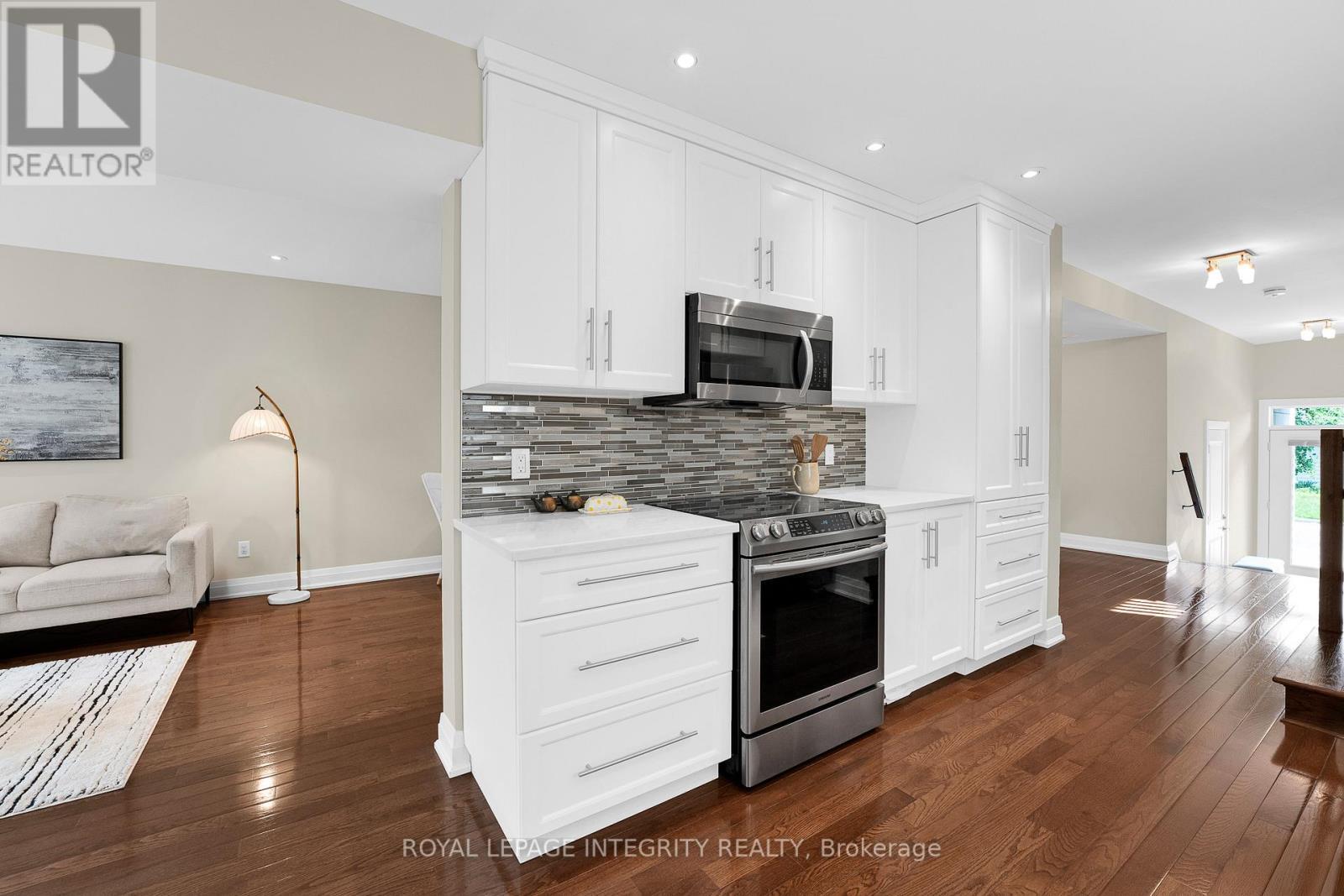 A - 251 Glynn Avenue, Ottawa, ON - Indoor Photo Showing Kitchen With Upgraded Kitchen