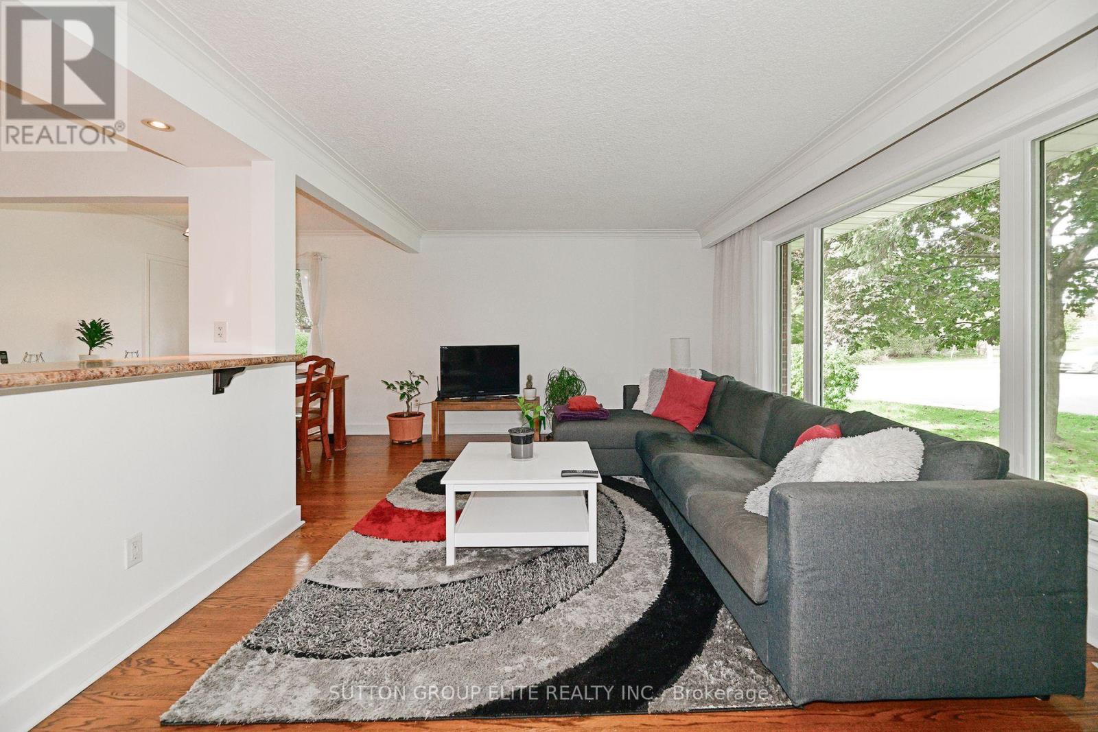 1238 Claredale Road, Mississauga, ON - Indoor Photo Showing Living Room