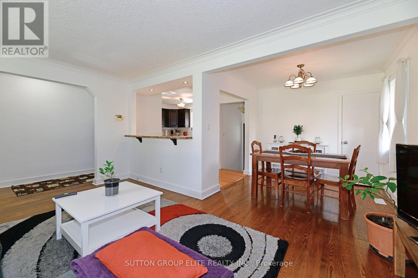 1238 Claredale Road, Mississauga, ON - Indoor Photo Showing Living Room
