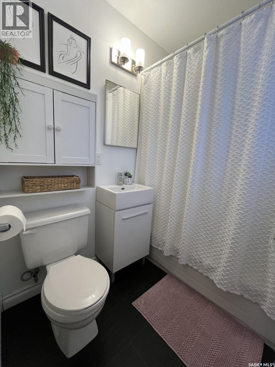 218 24Th Street E, Prince Albert, SK - Indoor Photo Showing Bathroom