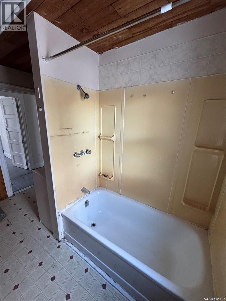 745 Athol Street, Regina, SK - Indoor Photo Showing Bathroom