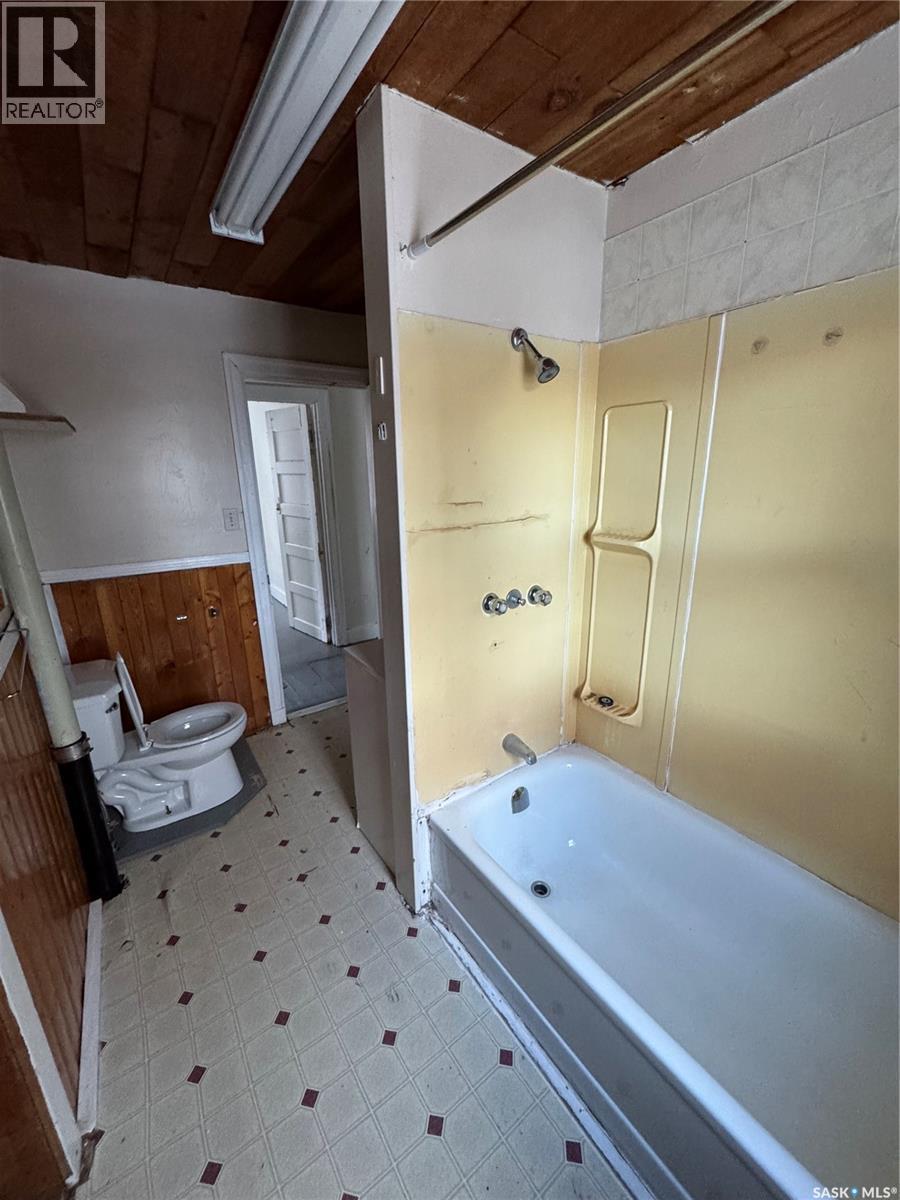 745 Athol Street, Regina, SK - Indoor Photo Showing Bathroom