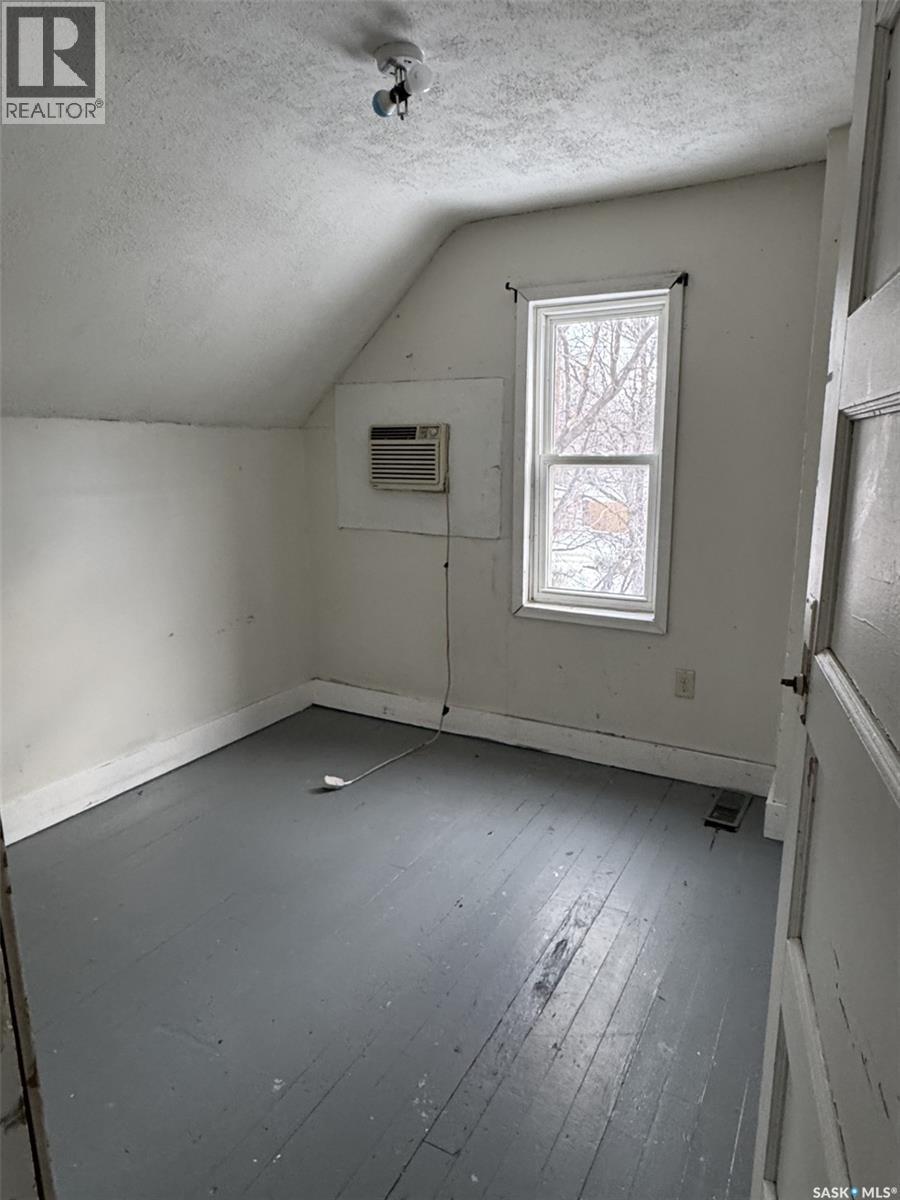 745 Athol Street, Regina, SK - Indoor