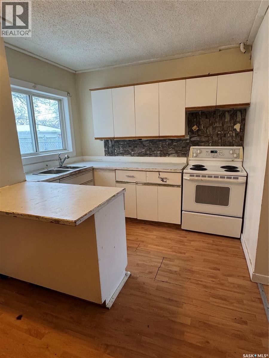 745 Athol Street, Regina, SK - Indoor Photo Showing Kitchen With Double Sink