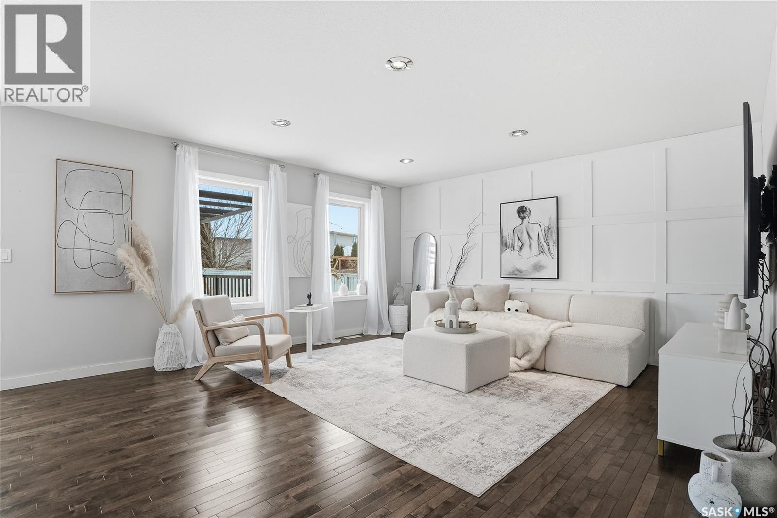319 East Hampton Boulevard, Saskatoon, SK - Indoor Photo Showing Living Room