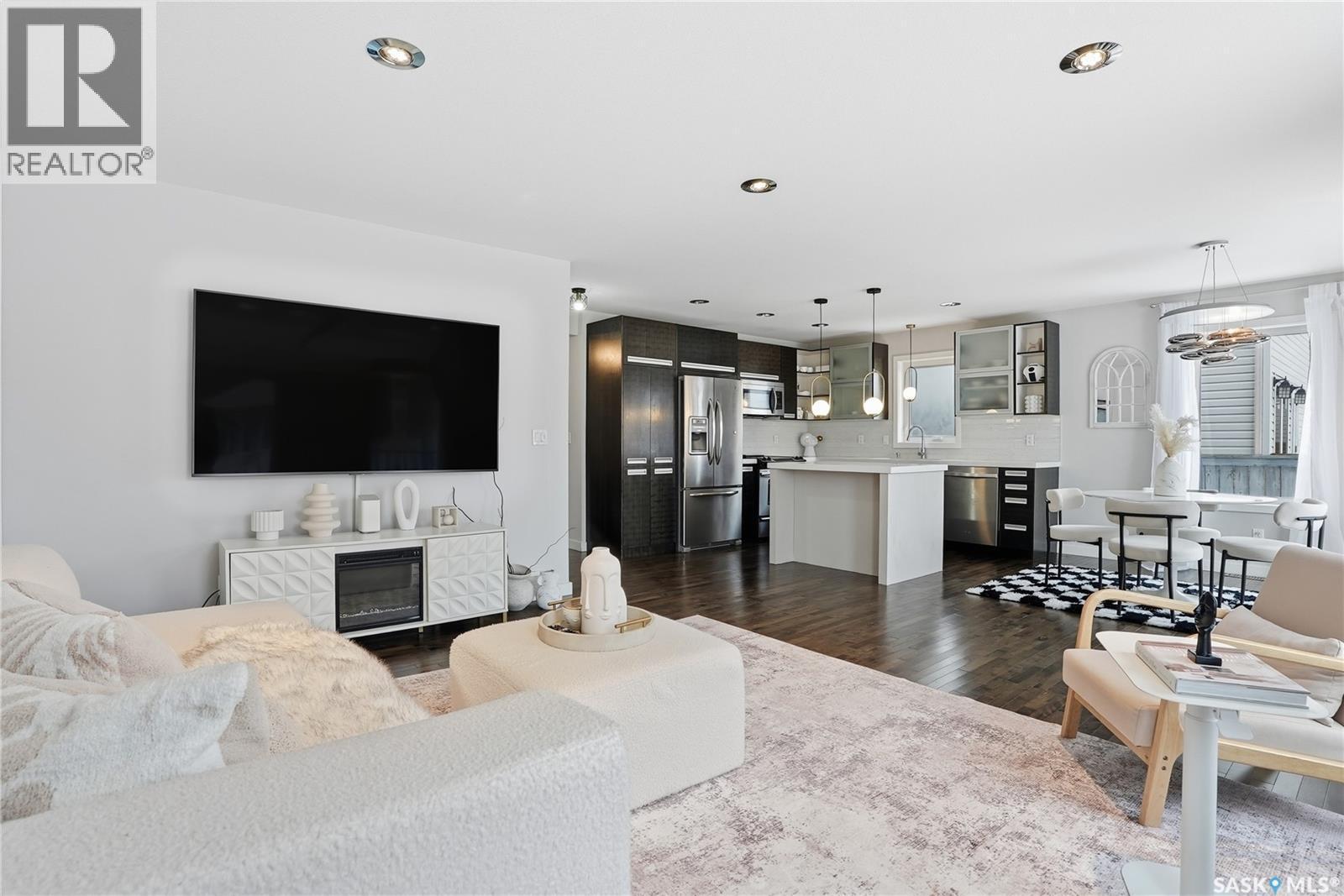 319 East Hampton Boulevard, Saskatoon, SK - Indoor Photo Showing Living Room