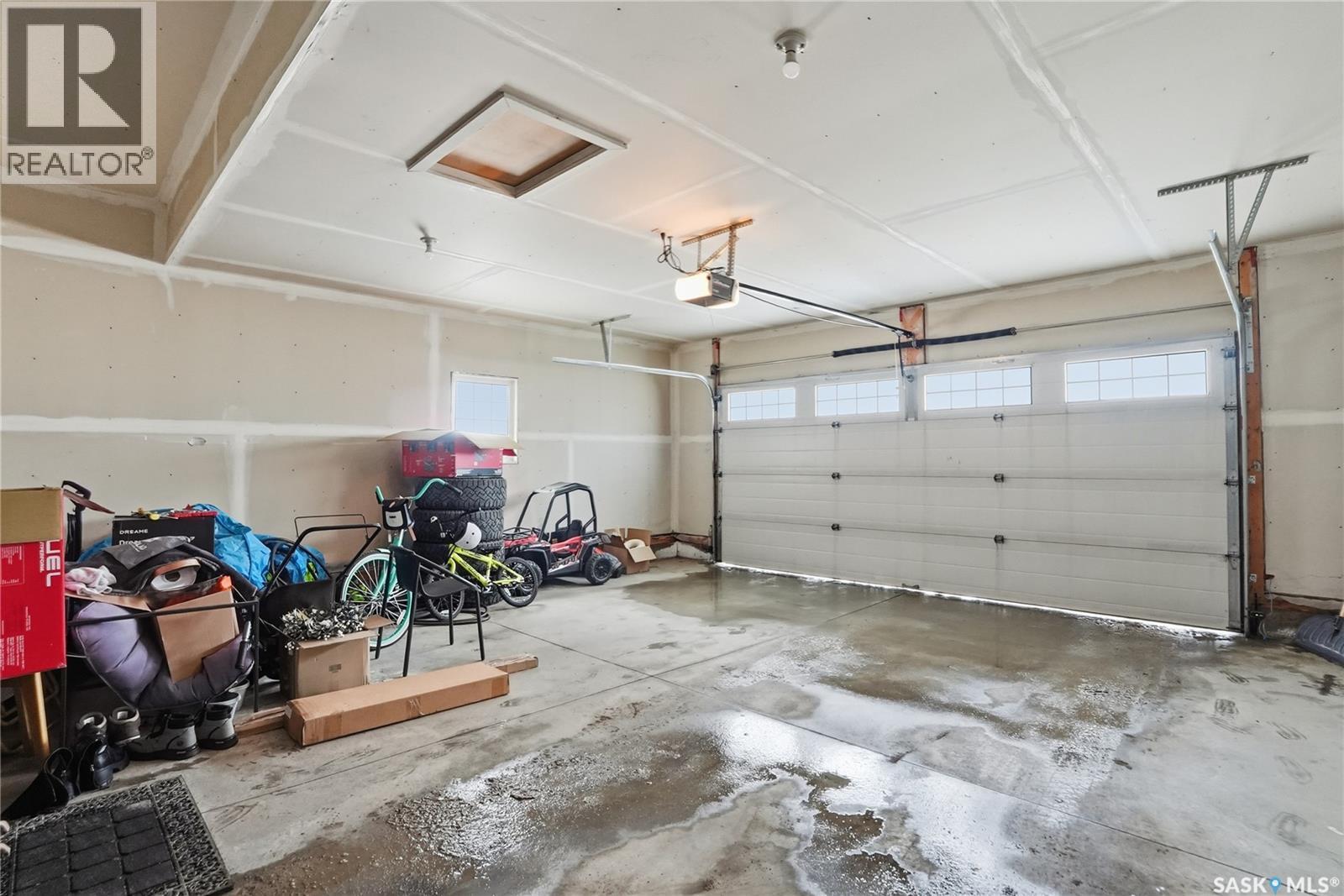 319 East Hampton Boulevard, Saskatoon, SK - Indoor Photo Showing Garage