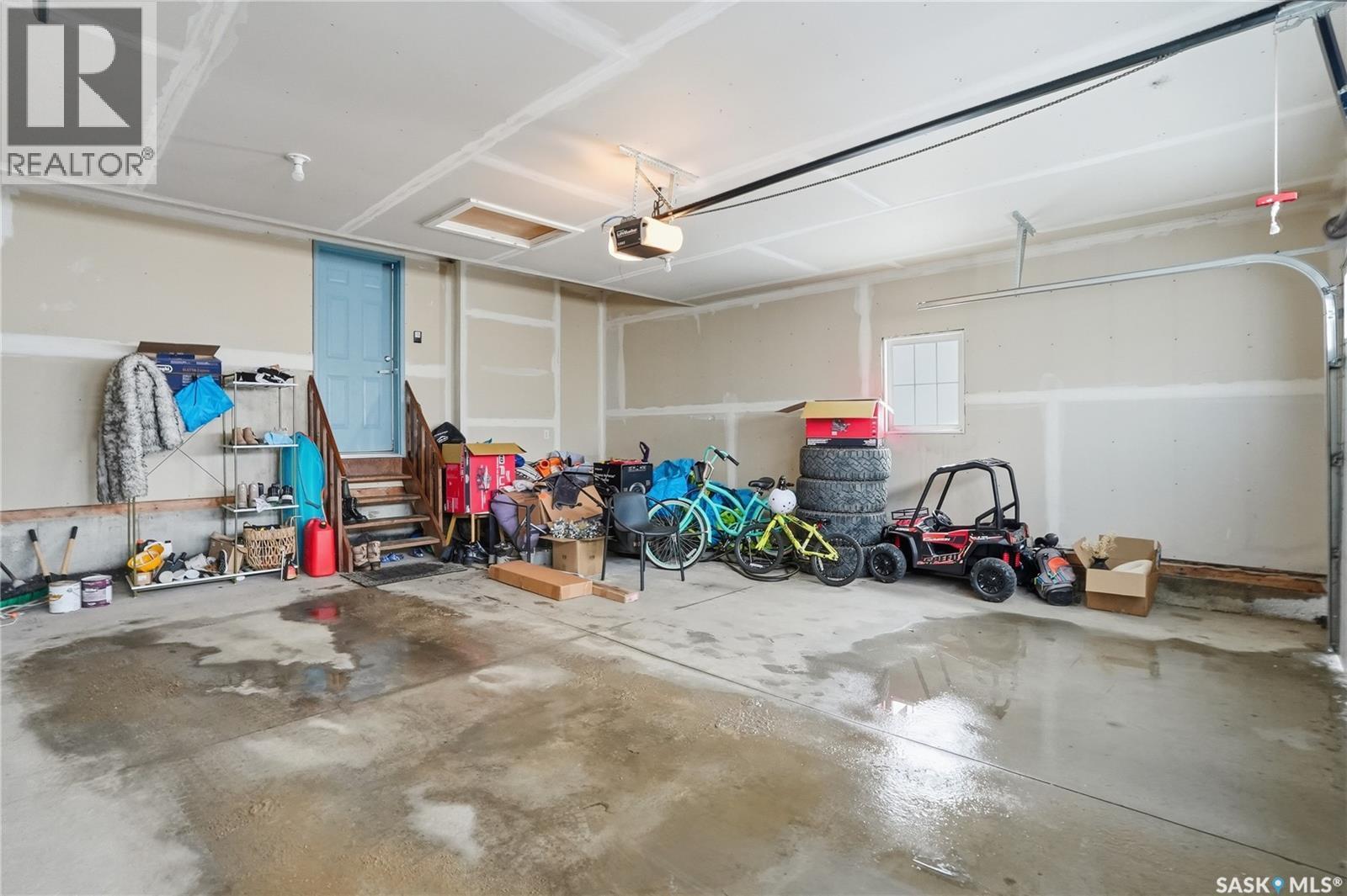 319 East Hampton Boulevard, Saskatoon, SK - Indoor Photo Showing Garage