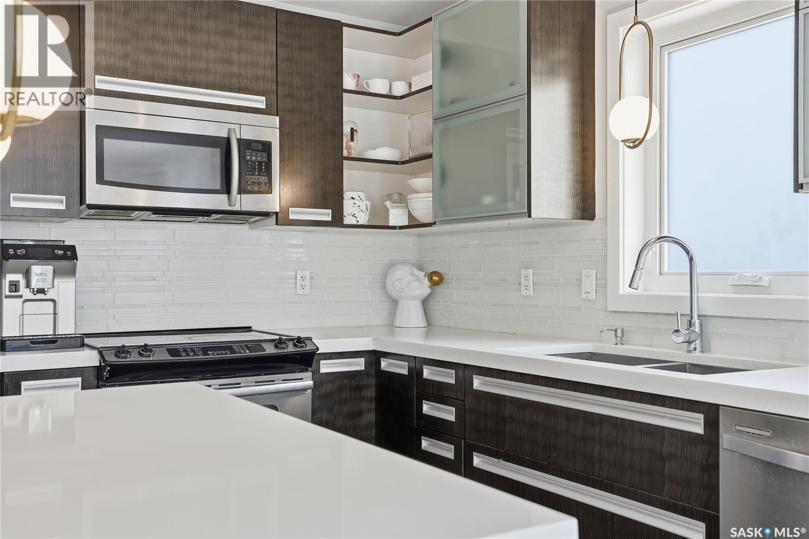 319 East Hampton Boulevard, Saskatoon, SK - Indoor Photo Showing Kitchen With Double Sink With Upgraded Kitchen